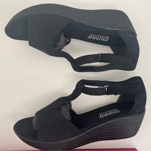 Munro Vanna Black Nubick Women’s Size 8 Sandal